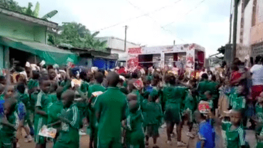 La caravane de proximité du MARCHÉ de Noël. Dans les écoles, carrefours et Marchés de la ville de Douala -2